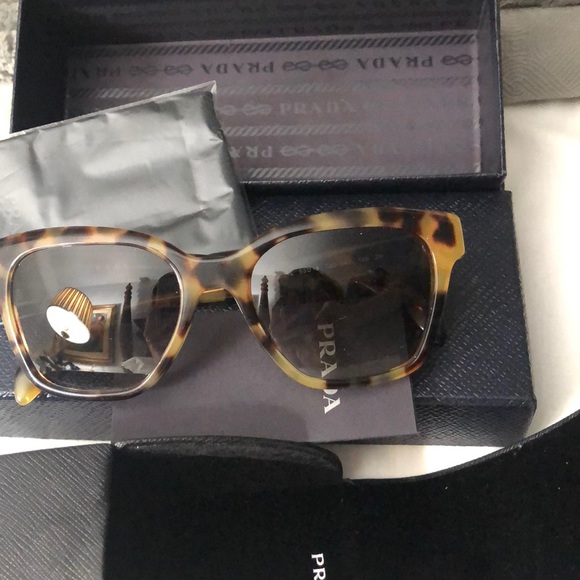 Prada sunglasses - Picture 3 of 6